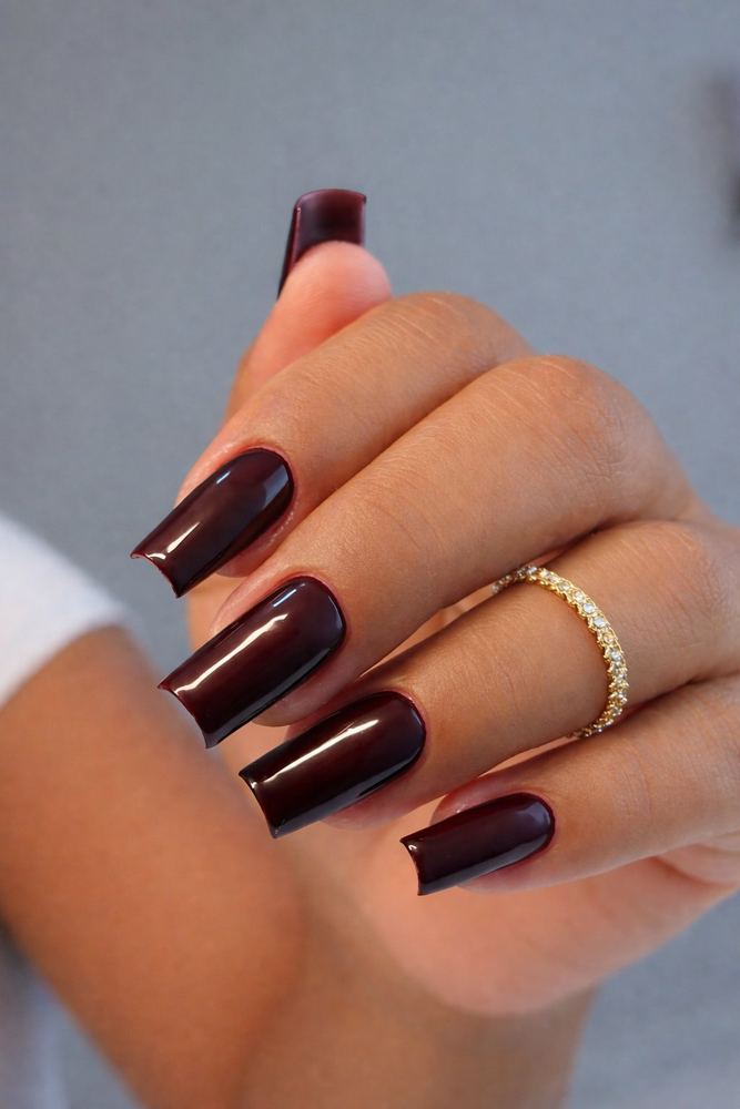 Unhas quadradas longas em bordô