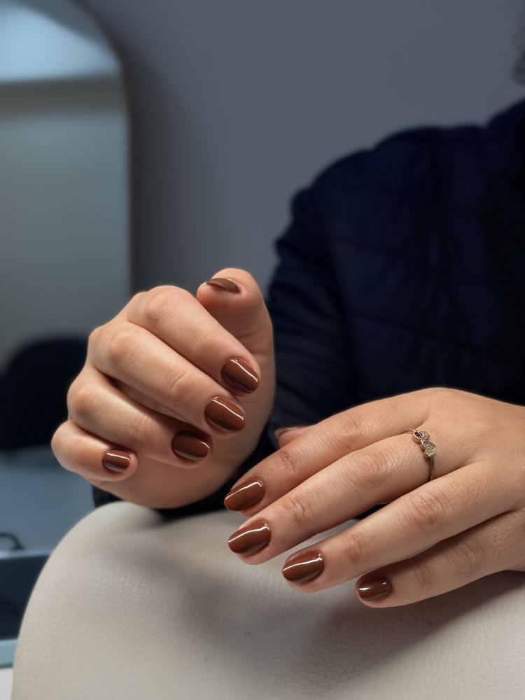 Unhas curtas cor chocolate