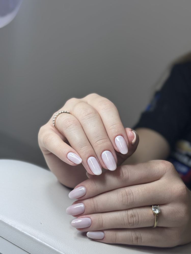 Unhas rosadas leitosas