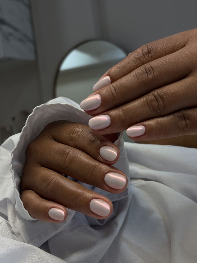 Unhas finalizadas em tom pérola